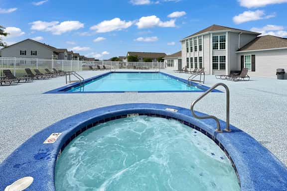 $400 Free Activities, Pool, Pickle Ball, Tennis, Fitness Area! - Image 1